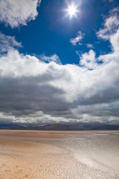 Dünen Strand weiße Wolken blauer Himmel Hintergrund — Stockfoto
