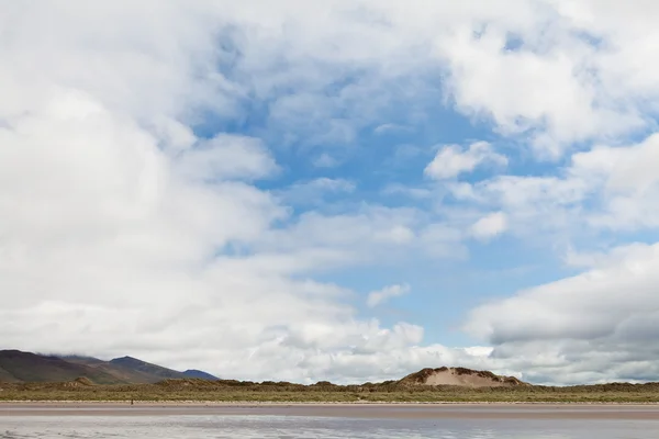 Duny pláže bílé mraky blue sky pozadí — Stock fotografie