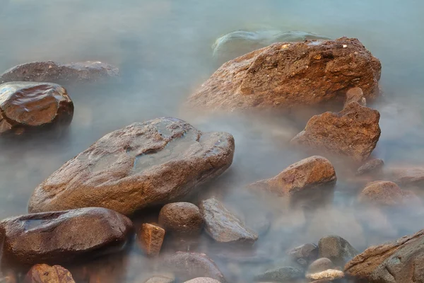 Stenen in mistige water — Stockfoto