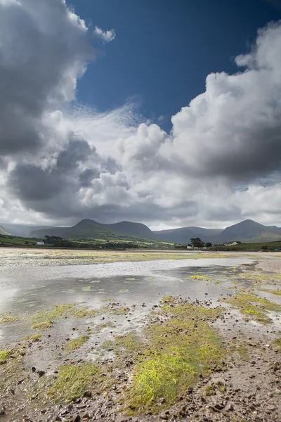 Nubes con cielo azul sobre colinas irlandesas y estuario — Foto de Stock