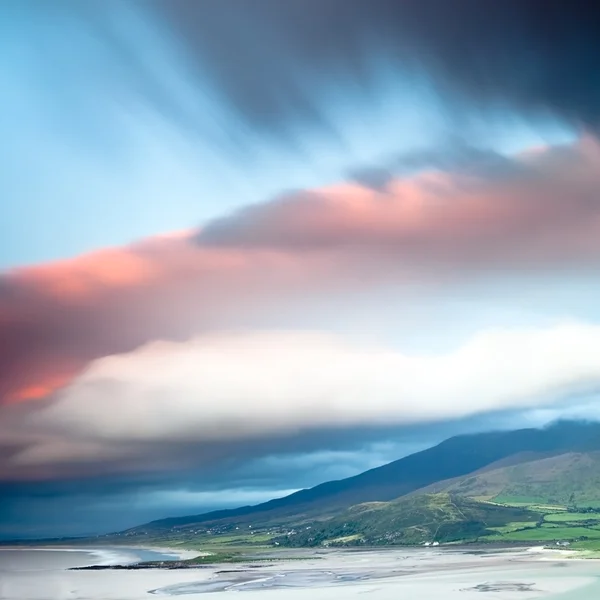 Nuvole scure sulla costa irlandese Penisola di Dingle — Foto Stock