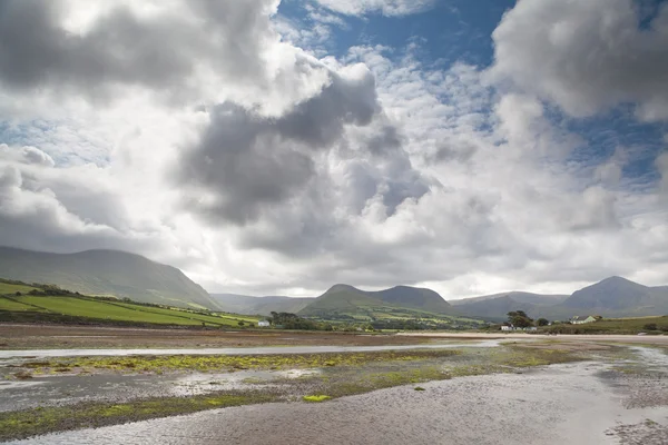 Nubes con cielo azul sobre colinas irlandesas y estuario — Foto de Stock