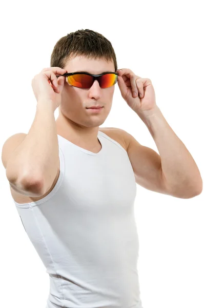 Knappe jongeman in wit t-shirt dragen zonnebril — Stockfoto