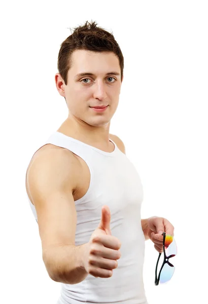 Pohledný mladý muž v bílé tričko s sluneční brýle — Stock fotografie