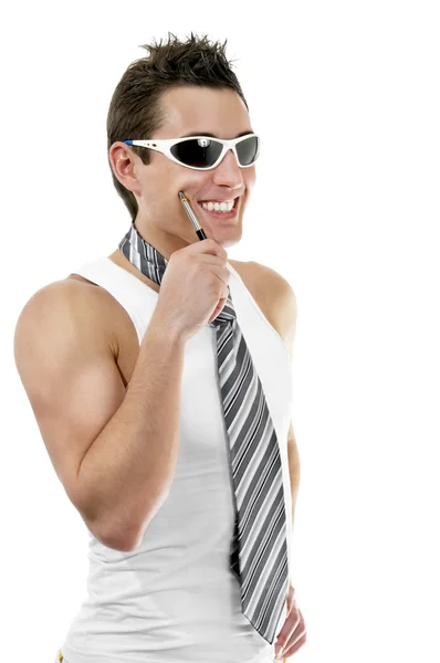 Retrato de atractivo hombre musculoso sosteniendo pluma con corbata en gafas de sol — Foto de Stock