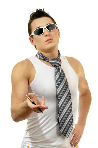 Ritratto di attraente uomo muscoloso che tiene la penna con cravatta in occhiali da sole Foto Stock Royalty Free
