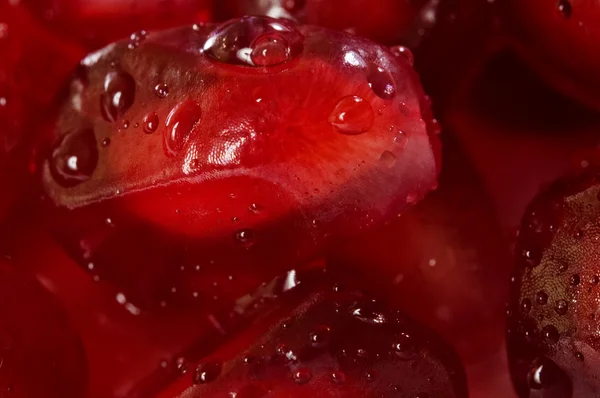 Extrem närbild bakgrund av en röd saftiga mogen frukt granatäpplekärnor — Stockfoto