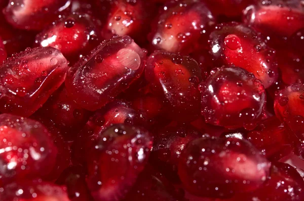 Extremo primer plano fondo de una fruta de granada madura jugosa roja semillas —  Fotos de Stock