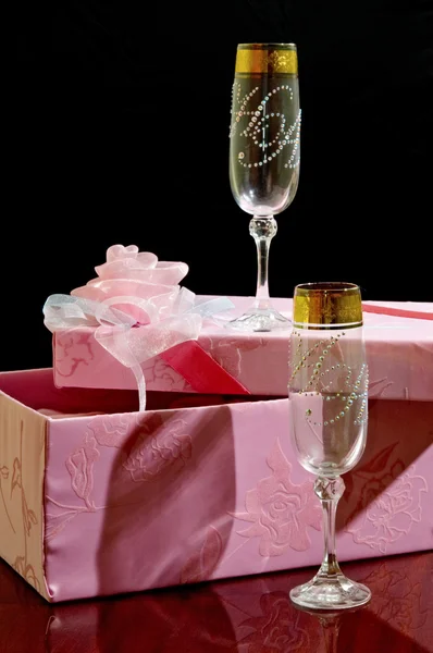 Zwei Gläser Champagner auf schwarzem Hintergrund Stockbild