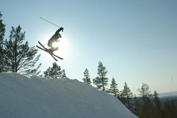 Flyga på ski med solen在滑雪与太阳上飞 图库照片