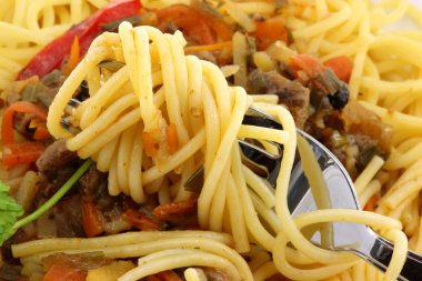 Spagetti ile yemek tabağı.