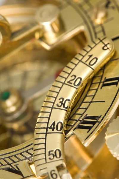 Starožitný kompas s sluneční hodiny. — Stock fotografie