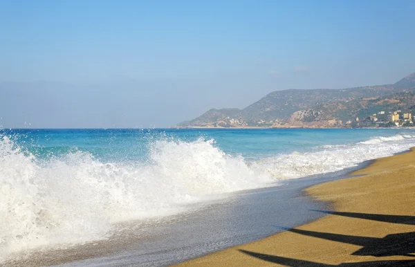 Mar, ondas e praia de areia . — Fotografia de Stock