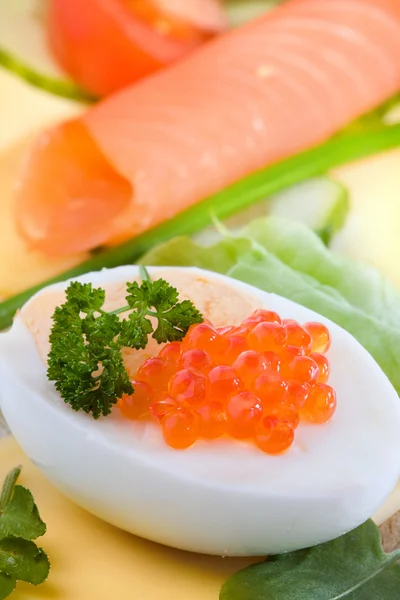 Huevo con caviar de trucha . — Foto de Stock