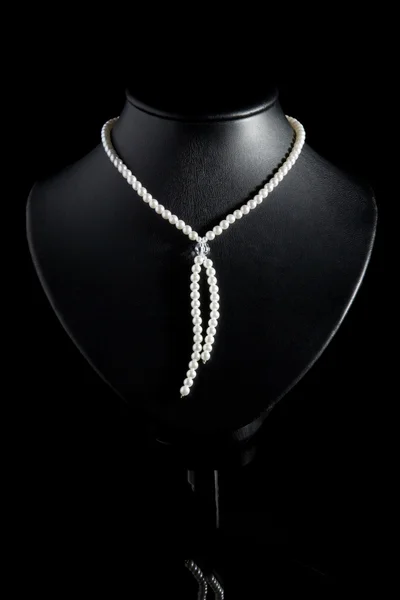 Halskette aus Perlen. — Stockfoto