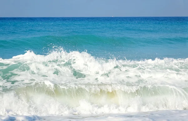 Море, волны и песчаный пляж . — стоковое фото