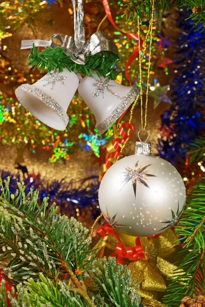 Vánoční koule a dva zvonků. — Stock fotografie
