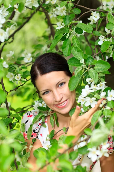 Frau mit blühendem Baum — Stockfoto