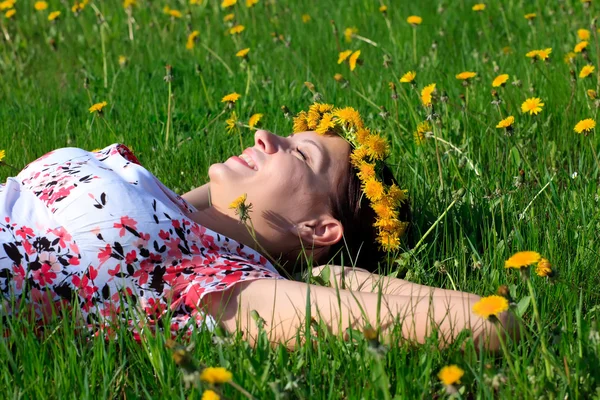 Beautiful girl lying down of grass — Stock Photo, Image