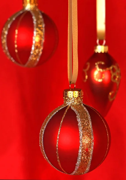 Красные рождественские украшения — стоковое фото