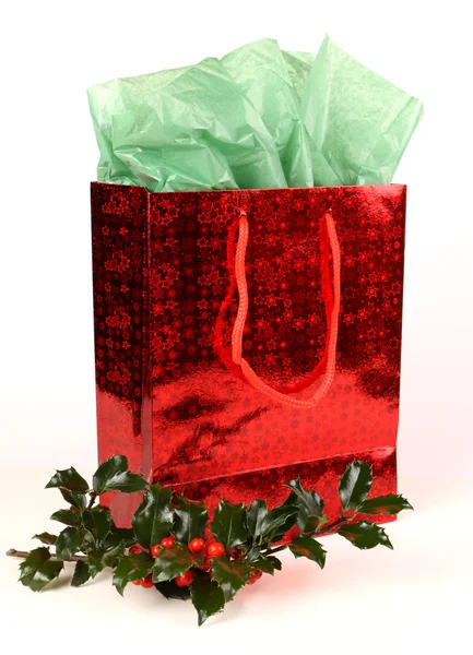 Sac cadeau de Noël rouge avec houx — Photo