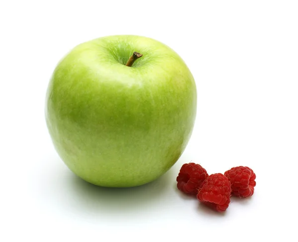 izole yeşil elma ve ahududu