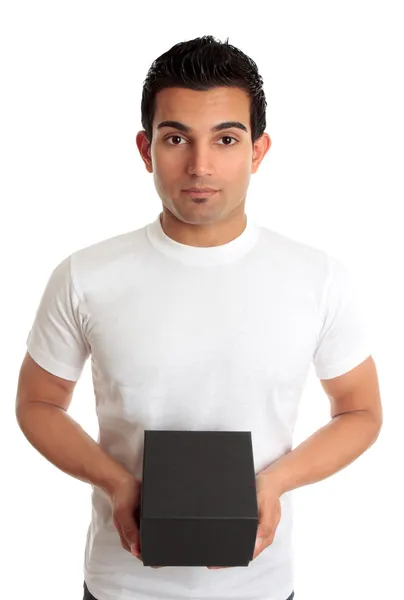 Mann hält Schachtel Produkt oder Geschenk — Stockfoto