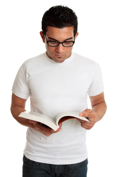 Üniversite öğrencisi adam ders kitabı okuyun — Stok fotoğraf