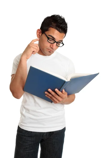 Student čtení a myšlení — Stock fotografie