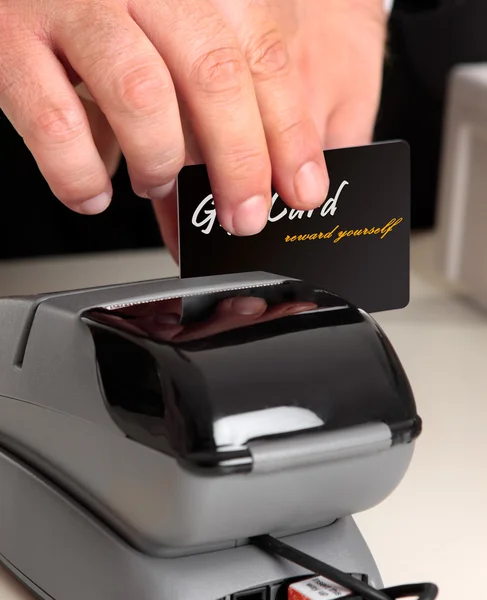 Bir terminal aracılığıyla bir kart swiping — Stok fotoğraf