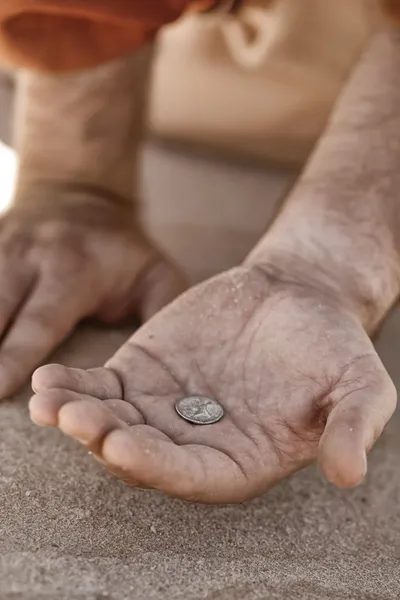 Tiggaren hand med mynt — Stockfoto