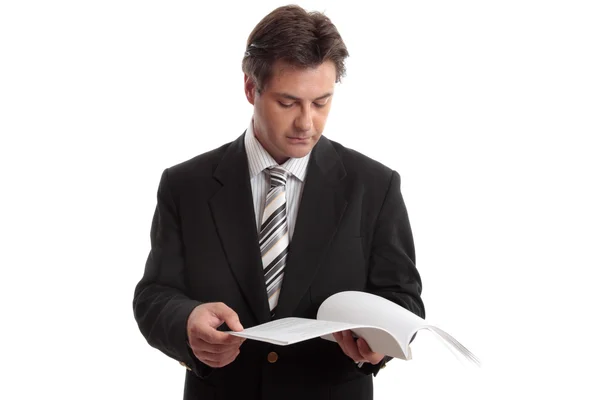 Biznesmen czytanie sprawozdania lub dokumentu — Zdjęcie stockowe