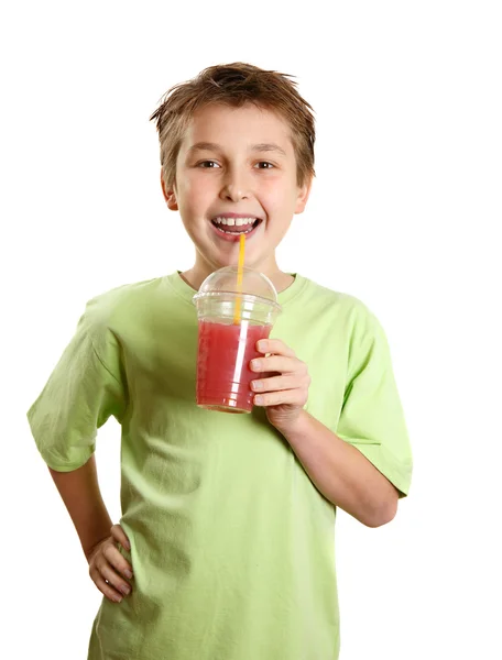 Sorrindo menino fresco suco de frutas de baga — Fotografia de Stock