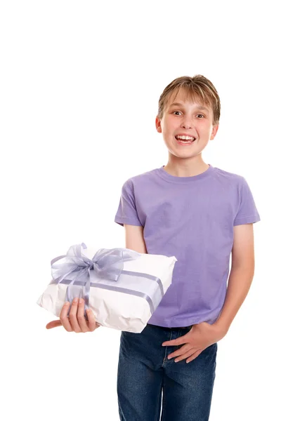 Usměvavý chlapec drží dárek zabalený současné — Stock fotografie