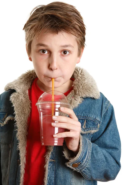 Niño bebiendo jugo de fruta fresca —  Fotos de Stock