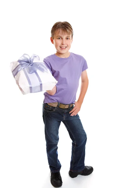 Ung pojke håller nuvarande — Stockfoto