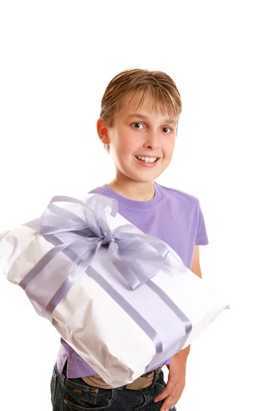 男孩抱着一个包装的礼物 — 图库照片