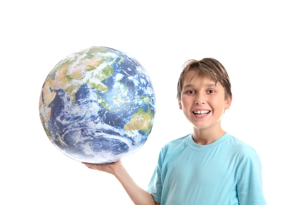 微笑男孩地球球在手的棕榈 — 图库照片