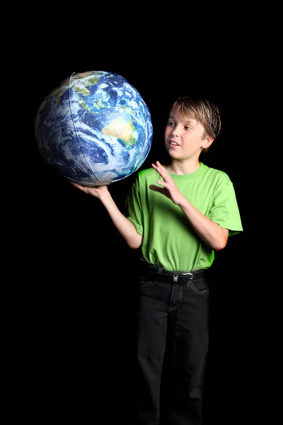 Niño mantenga la Tierra en la mano mira con asombro — Foto de Stock