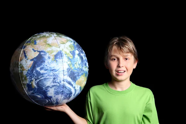 Chłopak posiada świata ziemi piłkę w ręce — Zdjęcie stockowe
