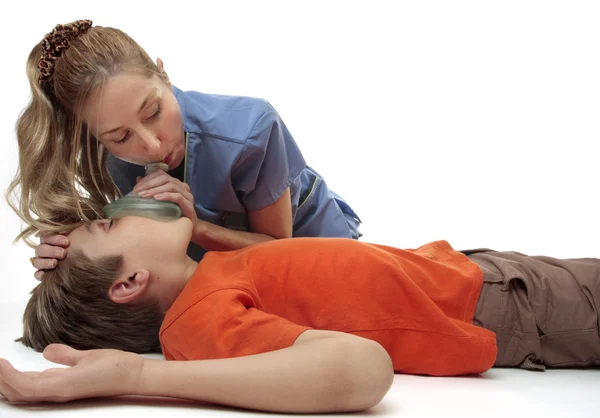Resucitar a un niño inconsciente —  Fotos de Stock