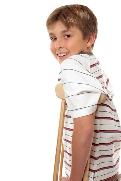 Criança usando muletas — Fotografia de Stock