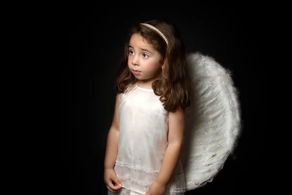Hübscher kleiner Engel, der seitwärts schaut — Stockfoto