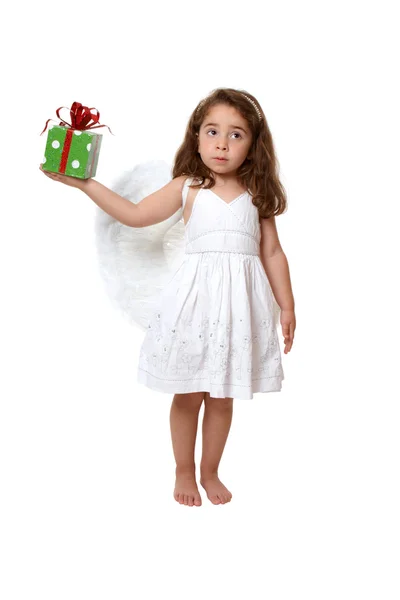 Liten ängel flicka håller en present — Stockfoto