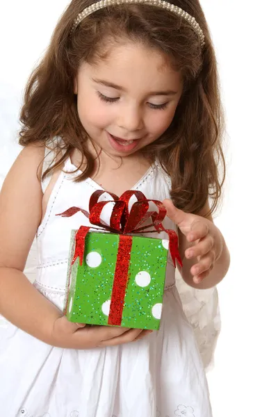 Pequena menina natal ou outro presente — Fotografia de Stock
