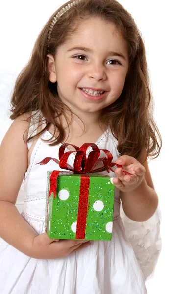 Änglalik flicka håller en gåva — Stockfoto