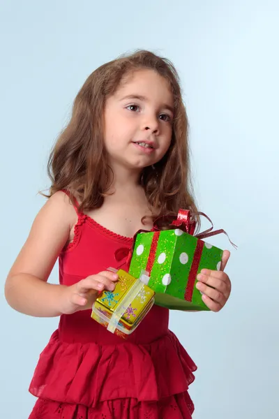 Liten flicka håller jul presenterar — Stockfoto