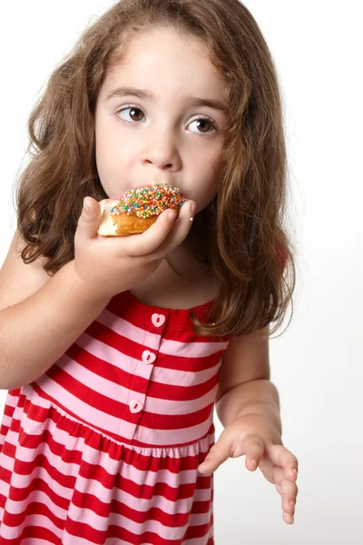 Όμορφο κοριτσάκι που τρώει ένα ντόνατ — Φωτογραφία Αρχείου