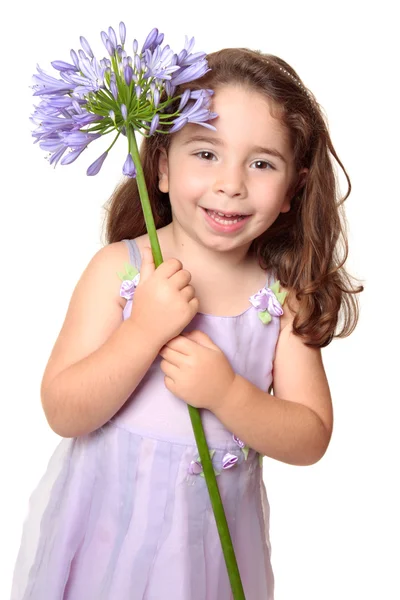Klein meisje houdt van grote Afrikaanse lily — Stockfoto