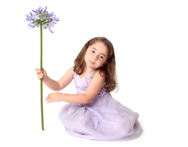 Lugn tjej med blomma — Stockfoto